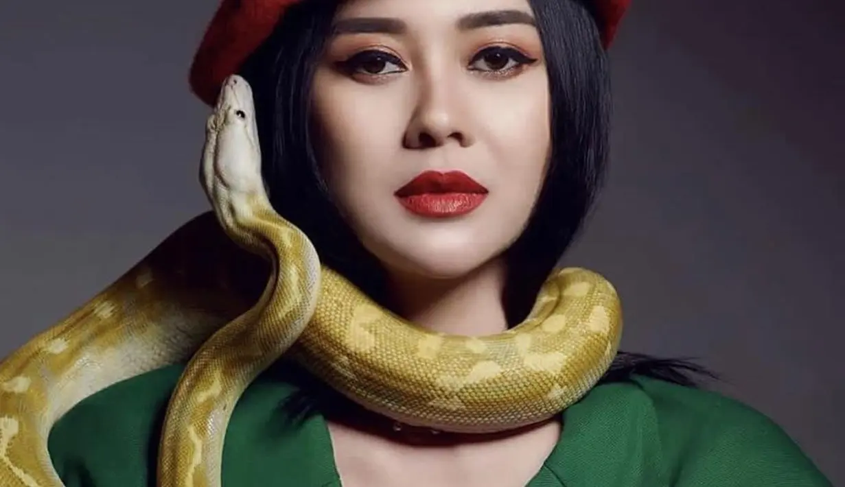 Menjalani pemotretan dengan ular, Aura Kasih selalu memancarkan aura mistis yang begitu kuat. Sudah beberapa kali berpose bareng ular, mantan istri Eryck Amaral ini memang tidak takut dengan hewan melata tersebut. Gayanya selalu santai dan tetap tenang menikmati momen bareng hewan eksotis tersebut. (Liputan6.com/IG/@aurakasih)