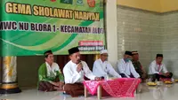 Ali Imron saat melantunkan qiraah dalam acara gema sholawat nariyah. (Liputan6.com/Ahmad Adirin)