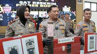 Polisi menangkap pelaku pembunuhan inisial AA (27) di stasiun kereta di wilayah Ciputat, Kota Tangerang Selatan pada Rabu 21 Maret 2023. (Liputan6.com/Achmad Sudarno)