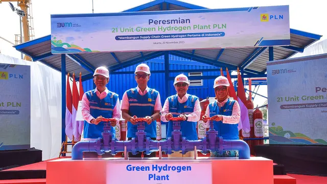 Direktur Jenderal Energi Baru Terbarukkan dan Konservasi Energi (Dirjen EBTKE) Yudo Dwinanda Priaadi dan Direktur Utama PLN Darmawan Prasojo meresmikan beroperasinya 21 Pembangkit Hidrogen Hijau, Senin (20/11/2023). (Dok Kementerian ESDM)