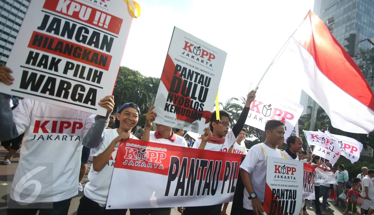 Massa Komite Independen Pemantau Pemilu (KIPP) membawa spanduk dan bendera merah putih saat melakukan aksi damai terkait Pilkada DKI Jakarta, Minggu (12/3). (Liputan6.com/Immanuel Antonius)