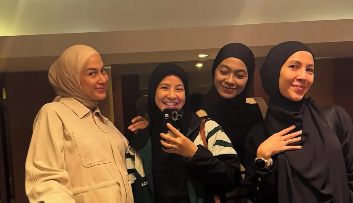 Meski berhijab, mereka tampil tetap stylish dengan outfit musim dinginnya. Sesuai karakter masing-masing, mereka menonjolkan sisi stylishnya. [@natasharizkynew]