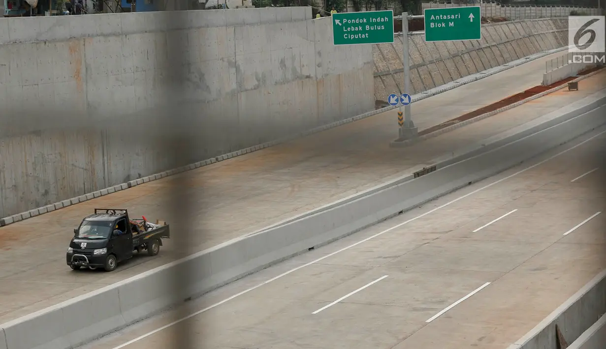Mobil melintas di dekat proyek Tol Depok-Antasari (Desari) seksi 1 di Jakarta Selatan, Selasa (17/7). Direncanakan tol seksi 1 yang menghubungkan Antasari-Brigif tersebut diresmikan pada Agustus 2018 mendatang. (Liputan6.com/Immanuel Antonius)