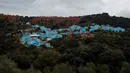Pemandangan jejeran rumah-rumah berwarna biru yang berada di atas bukit di Juzcar, Selatan Spanyol, 2 Desember 2016. Penduduk setempat menghabiskan 4.000 liter cat biru untuk merubah Juzcar menjadi sebuah tempat bernuansa Smurf. (REUTERS/Jon Nazca)