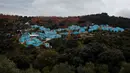 Pemandangan jejeran rumah-rumah berwarna biru yang berada di atas bukit di Juzcar, Selatan Spanyol, 2 Desember 2016. Penduduk setempat menghabiskan 4.000 liter cat biru untuk merubah Juzcar menjadi sebuah tempat bernuansa Smurf. (REUTERS/Jon Nazca)
