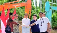 Presiden Jokowi melakukan peletakan batu pertama pembangunan Gedung Kantor PT Bank Mandiri (Persero) Tbk di kawasan IKN, Kalimantan Timur, Kamis (29/2/2024). (Foto: Muchlis Jr - Biro Pers Sekretariat Presiden)