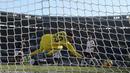 Pemain Verona, Moise Kean (kiri) saat membobol gawang AC Milan yang dikawal Gianluigi Donnarumma pada lanjutan Serie A Italia di Bentegodi stadium, Verona, (17/12/2017). MIlan kalah 0-3.  (Simone Venezia/ANSA via AP)