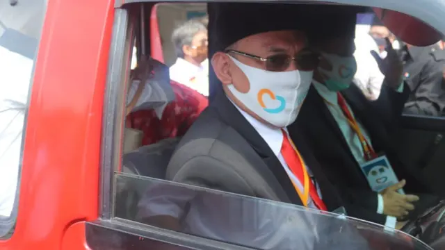 Helldy Agustian Saat Mendaftar Ke KPU Menaiki Angkot. (Dokumentasi Pribadi).
