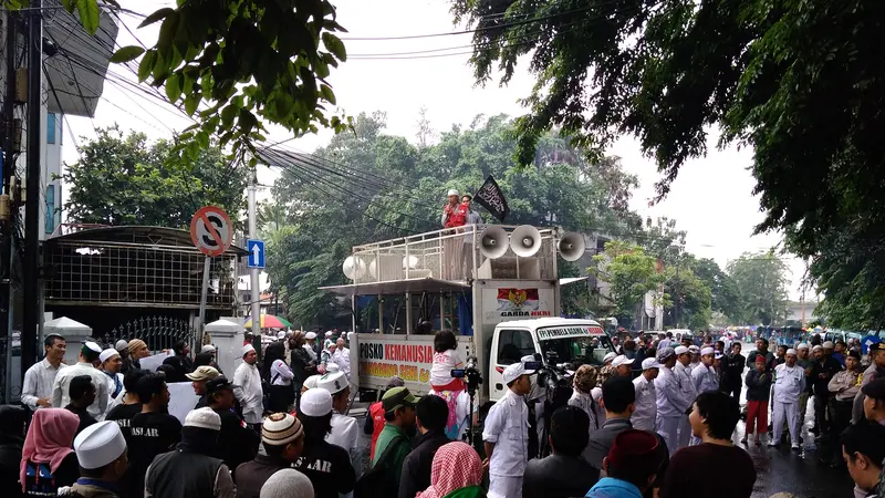 Massa berkumpul mengawal pemeriksaan Ustaz Zulkifli Muhammad Ali (Liputan6.com/Rezky Aprilliya)