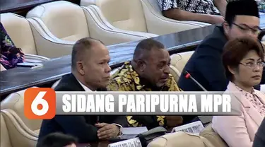 Seorang anggota MPR asal Papua menangis saat sidang paripurna karena perdebatan yang bertele-tele dalam pemilihan ketua MPR.