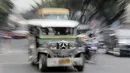 Sebuah mobil Jeepney melintas di Manila, Filipina, Jumat (22/11). Jeepney merupakan transportasi umum paling populer dan sudah menjadi ikon di Filipina. (Bola.com/M Iqbal Ichsan)