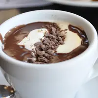 Saat ke Sydney, kamu wajib cicipi coklat panas terbaik di sana.