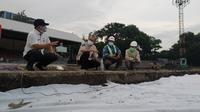 Tinjauan Sesmenpora ke Stadion Sriwedari dalam rangka persiapan Piala Dunia U-20. (Bola.com/Vincentius Atmaja)