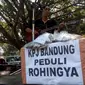 Sambil ngamen, KPJ Bandung menggalang dana untuk Muslim Rohingya. (Liputan6.com/Huyogo Simbolon)