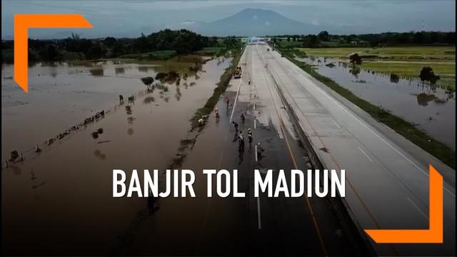 Tol Ngawi-Kertosono kembali dibuka setelah banjir di kawasan tersbeut mulai surut. Sejumlah kendaraan dari arah Jakarta kini diperbolehkan kembali melewatinya dengan batasan kecepatan maksimal 40 km.