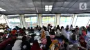 Murid-murid korban gempa belajar pada tenda darurat yang dibangun di halaman sekolah di SDN Gintung, Mangunkerta, Cianjur, Jumat (23/12/2022). Lebih dari sebulan sejak musibah gempa bumi 5,2 SR sejumlah murid sekolah di Cianjur masih belajar pada tenda darurat. (merdeka.com/Arie Basuki)