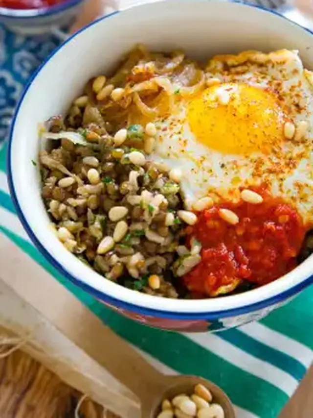 Resep Makan Sahur Bergizi: Rice Bowl dengan Lentil, Bawang Karamel, dan Telur Ceplok