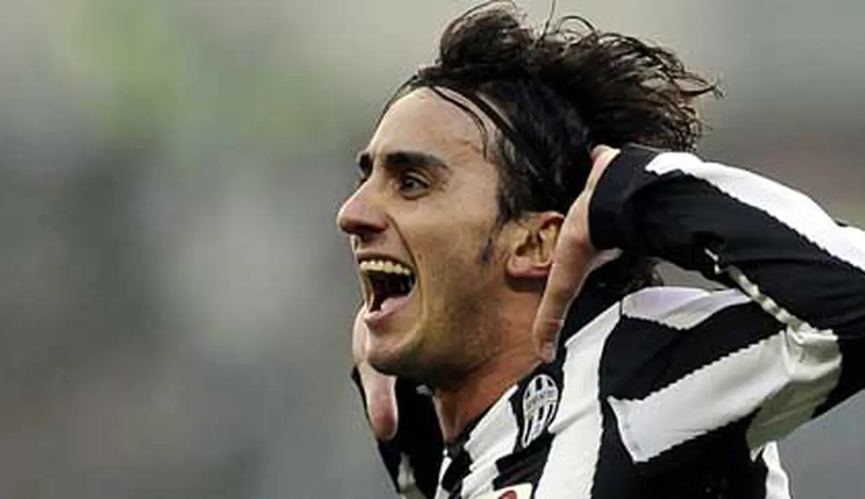 Selebrasi gol yang khas dari gelandang Juventus Alberto Aquilani di laga lanjutan Serie A melawan Bari di Olimpico, Turin, 16 Januari 2011. AFP PHOTO / Filippo MONTEFORTE 