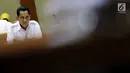 Dirut Bulog Budi Waseso mengikuti RDP dengan Komisi VI DPR terkait stok pangan di Kompleks Parlemen, Jakarta, Senin (21/5). Ini merupakan rapat perdana antara Budi Waseso yang baru diangkat sebagai Dirut Bulog dengan DPR. (Liputan6.com/Johan Tallo)