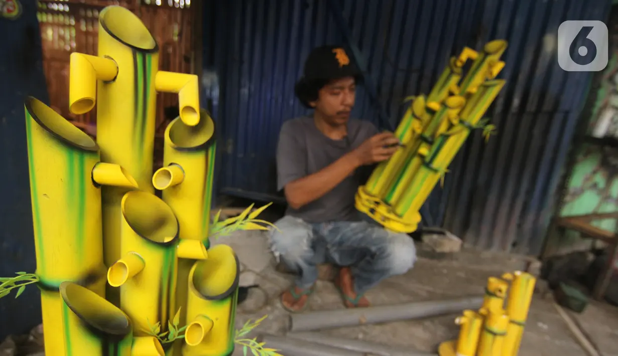 Perajin menyelesaikan pembuatan kerajinan air mancur dari paralon bekas di Abah Matul, Tapos, Depok, Kamis (1/4/2021). Tahun ini, Bantuan Produktif Usaha Mikro (BPUM) atau BLT UMKM kembali disalurkan pada 9,8 juta pelaku usaha dengan besaran RP 1,2 juta per penerima. (Liputan6.com/Herman Zakharia)