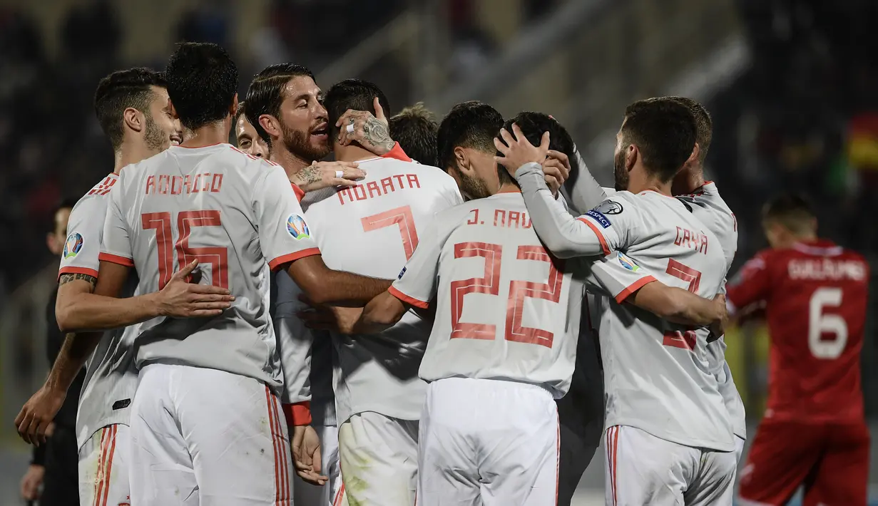 Selebrasi timnas Spanyol pada laga kedua Kualifikasi Piala Eropa 2020 yang berlangsung di Stadion Ta Qali, Malta, Rabu (27/3). Spanyol menang 2-0 atas Malta. (AFP/Filippo Monteforte)