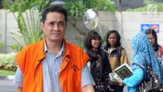 Konsultan Lippo Group, Fitra Djaja Purnama tiba untuk pemeriksaan di Gedung KPK, Jakarta, Selasa (27/11). Fitra diperiksa sebagai tersangka kasus dugaan suap pengurusan perizinan proyek pembangunan Meikarta di Kabupaten Bekasi. (Merdeka.com/Dwi Narwoko)