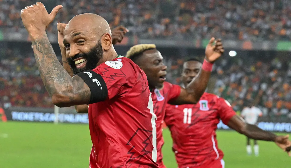 Kapten Timnas Guinea Ekuatorial, Emilio Nsue yang kini tengah menjalani musim kedua bersama klub kasta ketiga di Liga Spanyol, Intercity total telah mencetak 5 gol dalam 3 laga di fase Grup A Piala Afrika 2023. Tiga gol dicetaknya saat Guinea Ekuatorial menang 4-2 pada laga kedua (18/1/2024) dan dua gol lagi dicetaknya pada laga ketiga saat Guinea Ekuatorial menang 4-0 atas tuan rumah Pantai Gading (22/1/2024). Berkat lima golnya, ia sementara memimpin dalam daftar top skor Piala Asia 2023. (AFP/Issouf Sanogo)