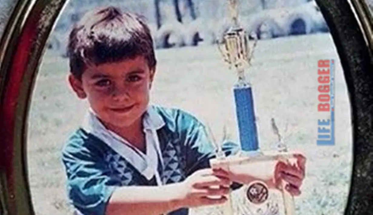 Paulo Dybala, pemain bernomor punggung 21 Argentina dan AS Roma sedari kecil sudah mencintai dunia sepak bola. Bakatnya mulai terlihat sedari kecil dan terus ia asah. Hasilnya, bakat gemilang Dybala mulai terlihat saat membela klub Palermo. (Liputan6.com/IG/paulodybala)