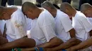 Anggota geng Mara Salvatrucha (MS-13) duduk berbaris di penjara dengan keamanan maksimal di Zacatecoluca, El Salvador (31/1). Menurut data FBI, jumlah anggota geng Mara Salvatrucha sejak 2005 mencapai angka lima ribu orang. (AP Photo/Moises Castillo)