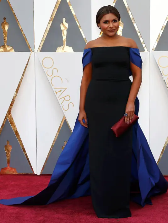 Aktris Mindy Kaling tampil dalam balutan gaun dengan bagian buntut rancangan Elizabeth Kennedy ketika berpose di red carpet Piala Oscar 2016 di Hollywood, California, Minggu (28/2). (REUTERS/ Lucy Nicholson)