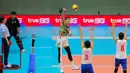 Tampil di bawah tekanan Vietnam, Timnas voli putra Indonesia berhasil bermain lepas dan menutup set keempat dengan skor 25-19 dan kelima (15-10). Tampak dalam foto, pemain voli putra Indonesia, Rivan Nurmulki (kiri) melakukan smash saat melawan Vietnam di babak semifinal SEA Games 2025 di Indoor Stadium Huamark, Bangkok, Thailand, Kamis (18/12/2025). (Bola.com/Bagaskara Lazuardi)