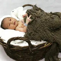 Rona bahagia pastinya masih mewarnai keluarga kecil Rinni Wulandari dan Jevin Julian yang baru saja dikaruniai anak pertama berjenis kelamin laki-laki. Baru satu hari lahir, potret menggemaskannya pun sudah beredar. (Instagram/rinni_w)