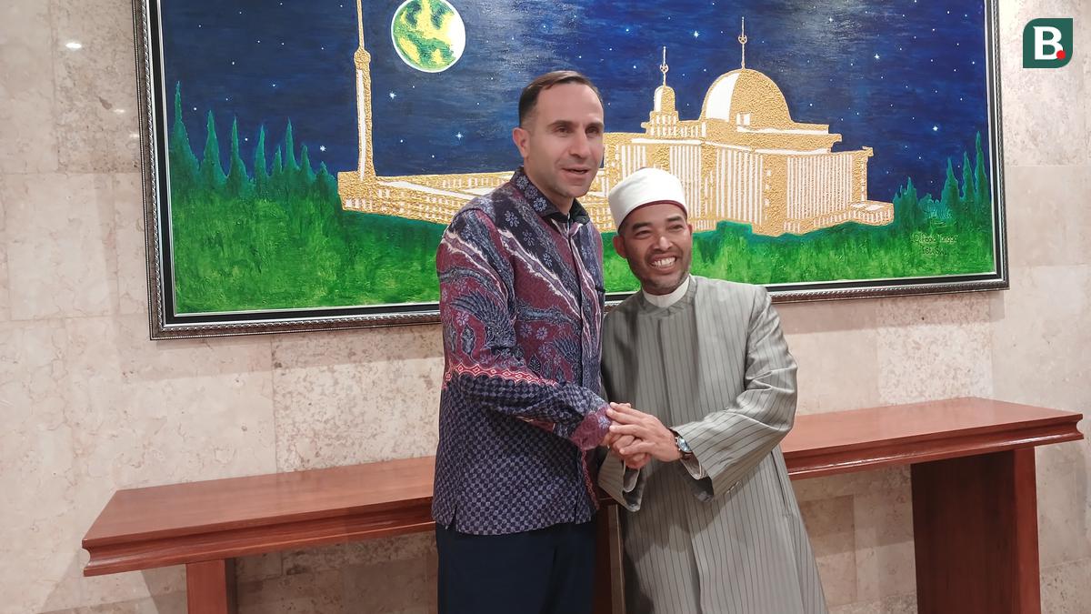 Timur Kapadze Laksanakan Salat Jumat di Masjid Istiqlal, Selangkah Lagi Latih Timnas Indonesia?