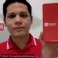 GM GM IoT Smart Connectivity Telkomsel Alfian Manullang memperlihatkan kedua sensor untuk solusi IoT Asset Performance Management Telkomsel (Liputan6.com/ Agustin Setyo W)