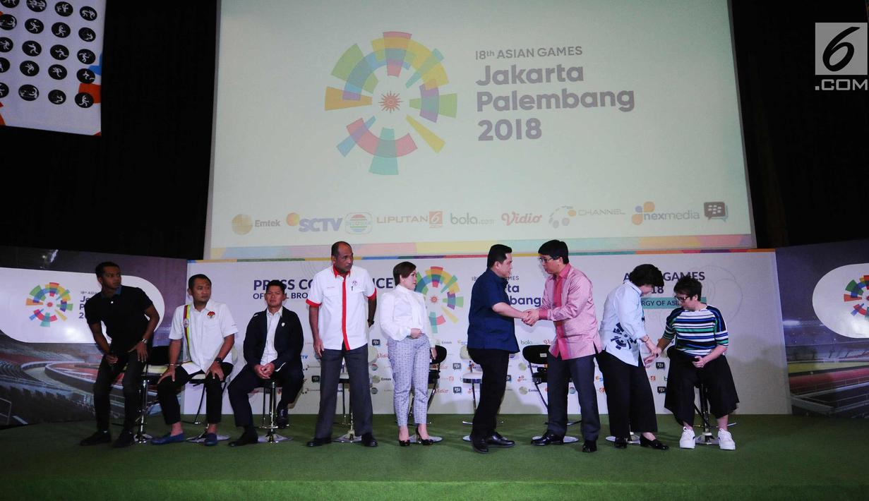Ketua Umum INASGOC, Erick Thohir (keenam kiri) menyalami COO Emtek Group, Sutanto Hartono (ketiga kanan) usai konferensi pers Official Broadcaster Asian Games 2018 di Jakarta, Kamis (8/2). (Liputan6.com/Helmi Fithriansyah)