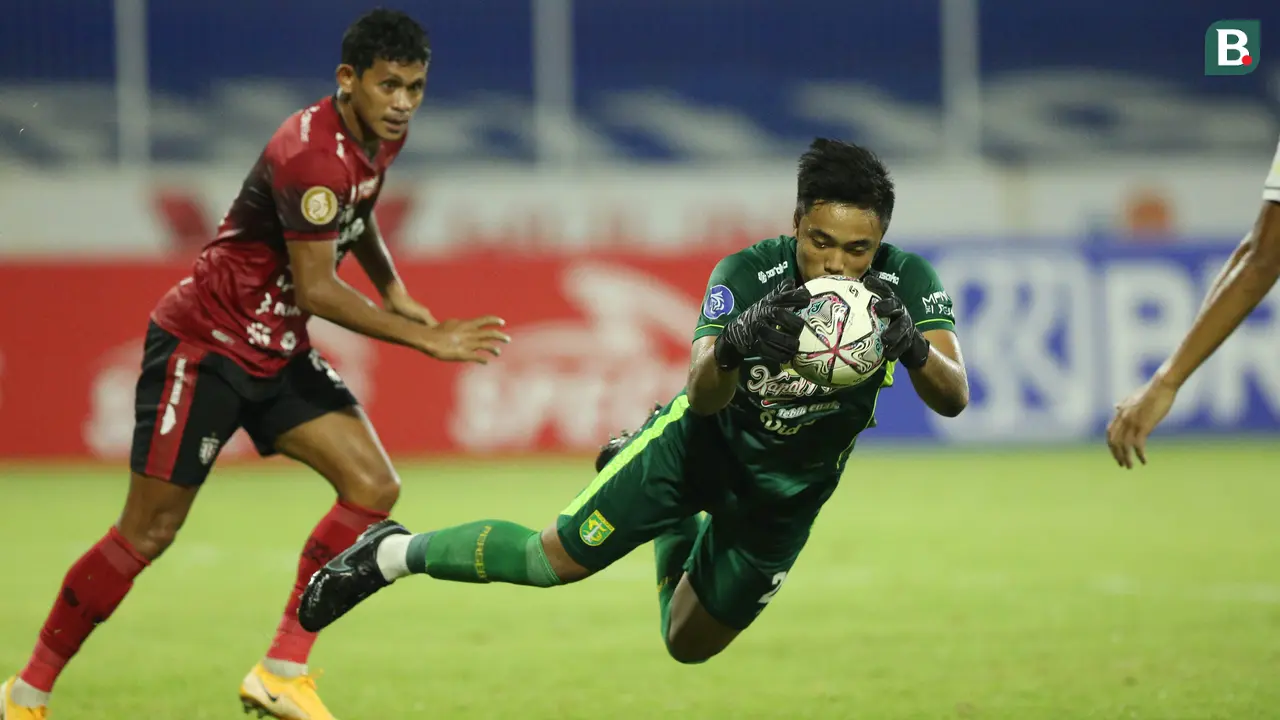 Foto: Aksi Ernando Ari Sutaryadi, Kiper Belia Persebaya Surabaya yang Membuat Juara BRI Liga 1 Bali United Gigit Jari