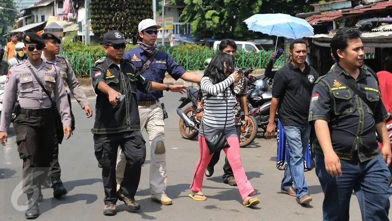 20160129-Jumat Mencekam, BNN dan Polisi Bersenjata Tangkap Belasan WNA-Jakarta