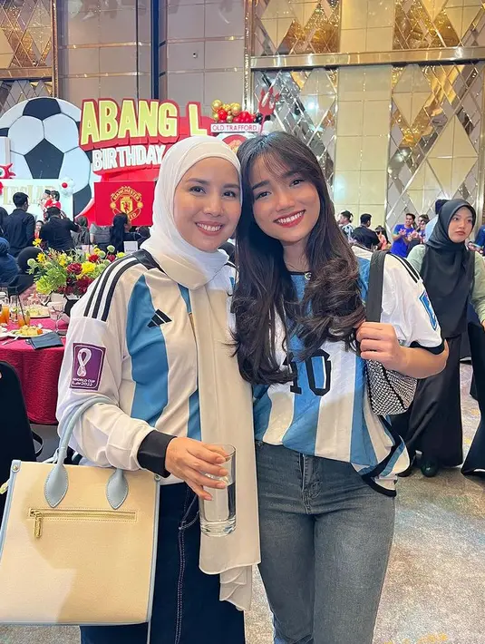 Fuji An juga hadir mengenakan jersey timnas Argentina nomor 10 dipadukan celana denim panjang serta shoulder bag bling blingnya.  [@tya_ariestya]