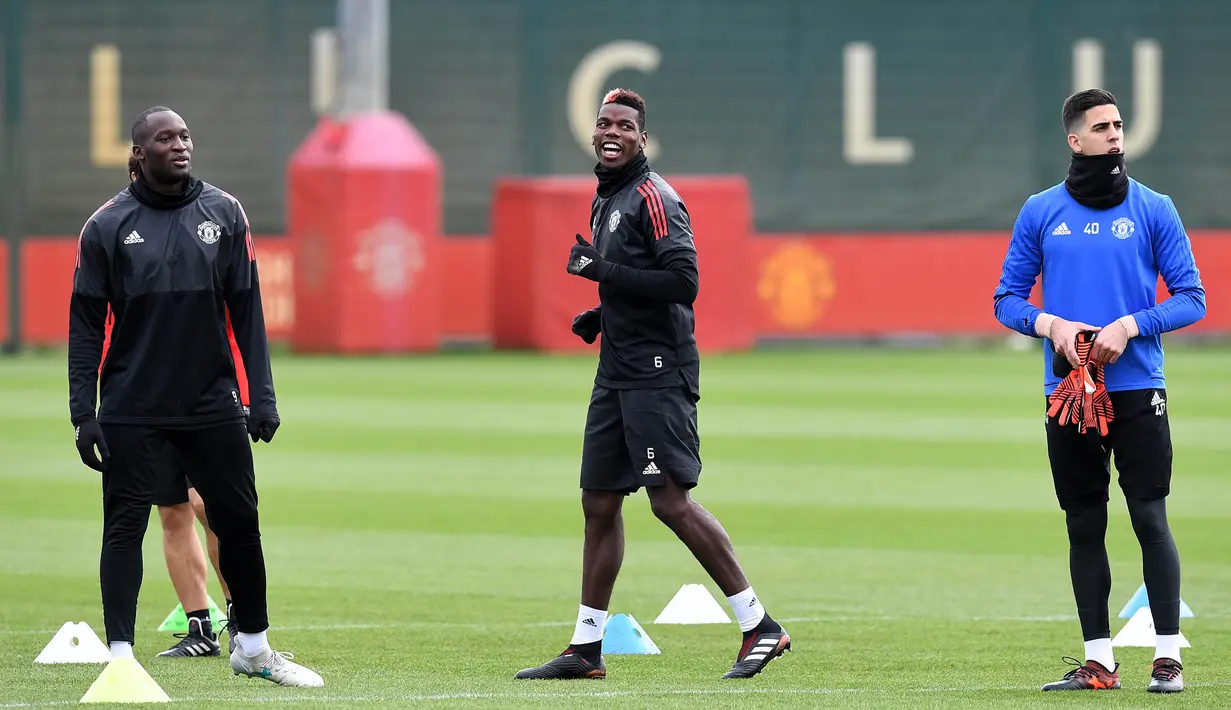 Para pemain Manchester United tamoak rileks saat berlatih di kompleks latihan dekat Carrington, Manchester, Selasa (21/11/2017). MU akan melawan Basel pada lanjutan Liga Champions. (AFP/Paul Ellis)