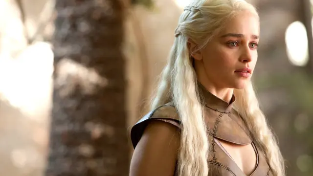 Emilia Clarke dalam serial Game of Thrones. (yukatan.com.mx)