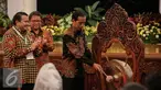 Presiden Joko Widodo memukul gong saat meresmikan Pembukaan Konvensi Nasional Humas (KNH) 2015 Perhimpunan Hubungan Masyarakat Indonesia di Istana Negara, Jakarta, Rabu (18/11/2015). (Liputan6.com/Faizal Fanani)