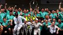 Dua pebalap Mercedes berfoto bersama anggota tim lainnya di F1 GP Meksiko di Sirkuit Autodromo Hermanos Rodriguez, Senin (2/11/2015) dini hari WIB. (Getty Images/AFP/Lars Baron)