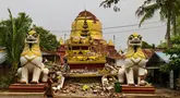Une femme est passée devant la pagode bouddhiste endommagée à Inn WA à la périphérie de Mandalay le 6 avril 2025. (Photo de l'AFP)