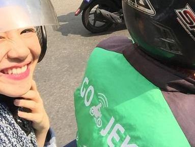 Wajah senang berseri-seri terlihat dari aktris Natasha Rizky. Perempuan yang akrab disapa Acha ini memang sumringah menikmati momen-momen naik ojol motor. Memiliki harta yang melimpah tak membuat Acha gengsi untuk tampil sederhana. (Liputan6.com/IG/natasharizkynew)
