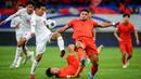 <p>Pemain Timnas Indonesia, Witan Sulaeman (kiri) berebut bola dengan pemain China,&nbsp;Jiang Guangtai (kanan) saat laga lanjutan putaran ketiga Grup C Kualifikasi Piala Dunia 2026 di Qingdao Youth Stadium, Qingdao, China, Selasa (15/10/2024). (AFP)</p>
