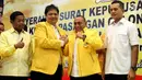 Ketua Umum DPP Partai Golkar Airlangga Hartarto bersalaman dengan pasangan bakal calon Gubernur Sumatera Utara Edy Rahmayadi dan bakal calon Wakil Gubernur Sumut Musa Rajekshah di Kantor DPP Partai Golkar, Jakarta, Jumat (5/1). (Liputan6.com/JohanTallo)