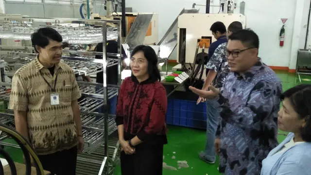Pabrik kacamata  PT Atalla Indonesia menguasai 10 persen pangsa pasar kacamata nasional. Liputan6.com/Septian Deny