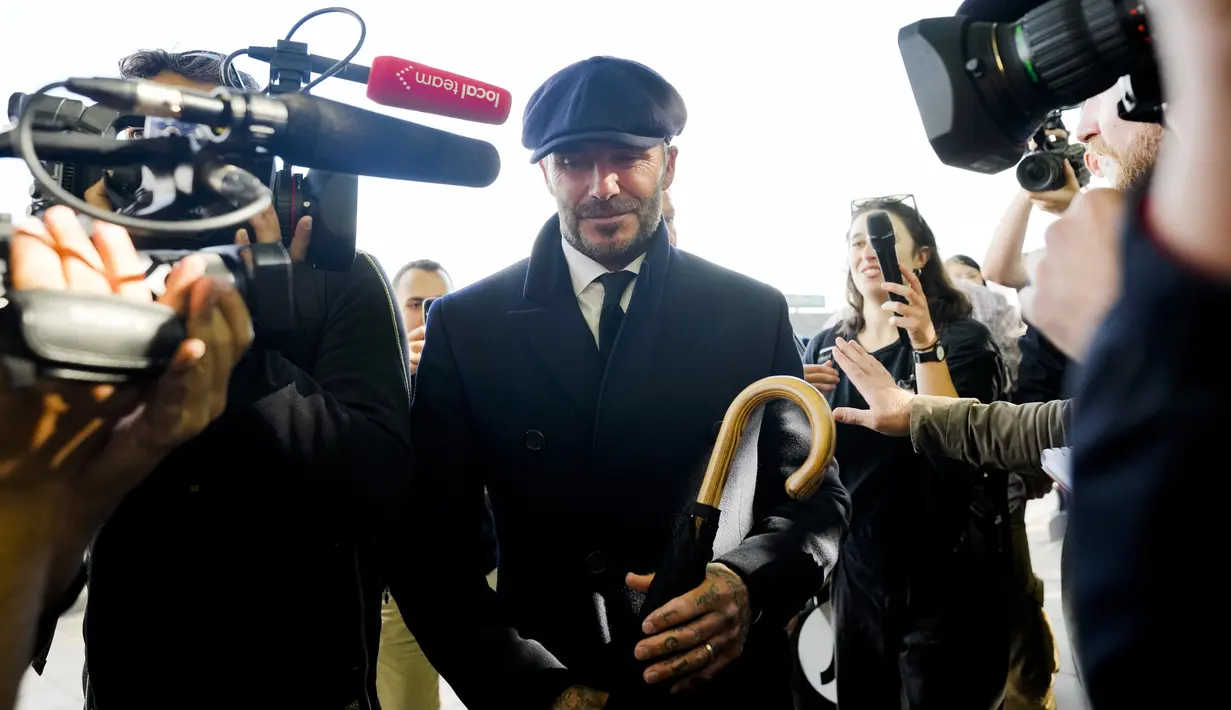 David Beckham dikerumuni media saat meninggalkan Istana Westminster untuk menghormati mendiang Ratu Elizabeth II selama Lying-in State, di London, Jumat (16/9/2022). Beckham mendapat gelar Order of the British Empire (OBE) oleh Ratu Elizabeth II pada 2003 atas jasanya terhadap sepak bola Inggris. (AP Photo/Markus Schreiber)