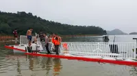 Kapal wisata tenggelam di kasawan wisata waduk PLTA Koto Panjang, Kabupaten Kampar. (Liputan6.com/M Syukur)
