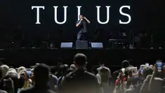 Penyanyi, Tulus saat tampil pada hari kedua gelaran KapanLagi Buka Bareng (KLBB) Festival 2026 di Stadion Madya, Kompleks Gelora Bung Karno, Senayan, Jakarta, Minggu 1 Maret 2026. Kemeriahan hari kedua KapanLagi Buka Bareng (KLBB) Festival 2026 semakin memuncak saat Tulus naik ke atas panggung. (Fimela.com/Adrian Putra)